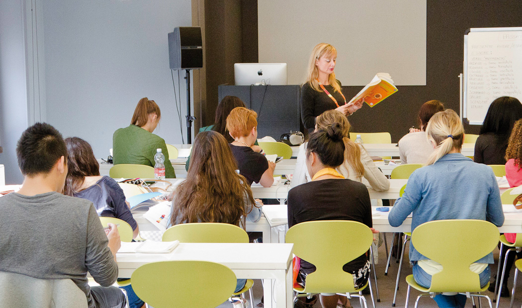 A group of students during a lesson at Linguadue Milan