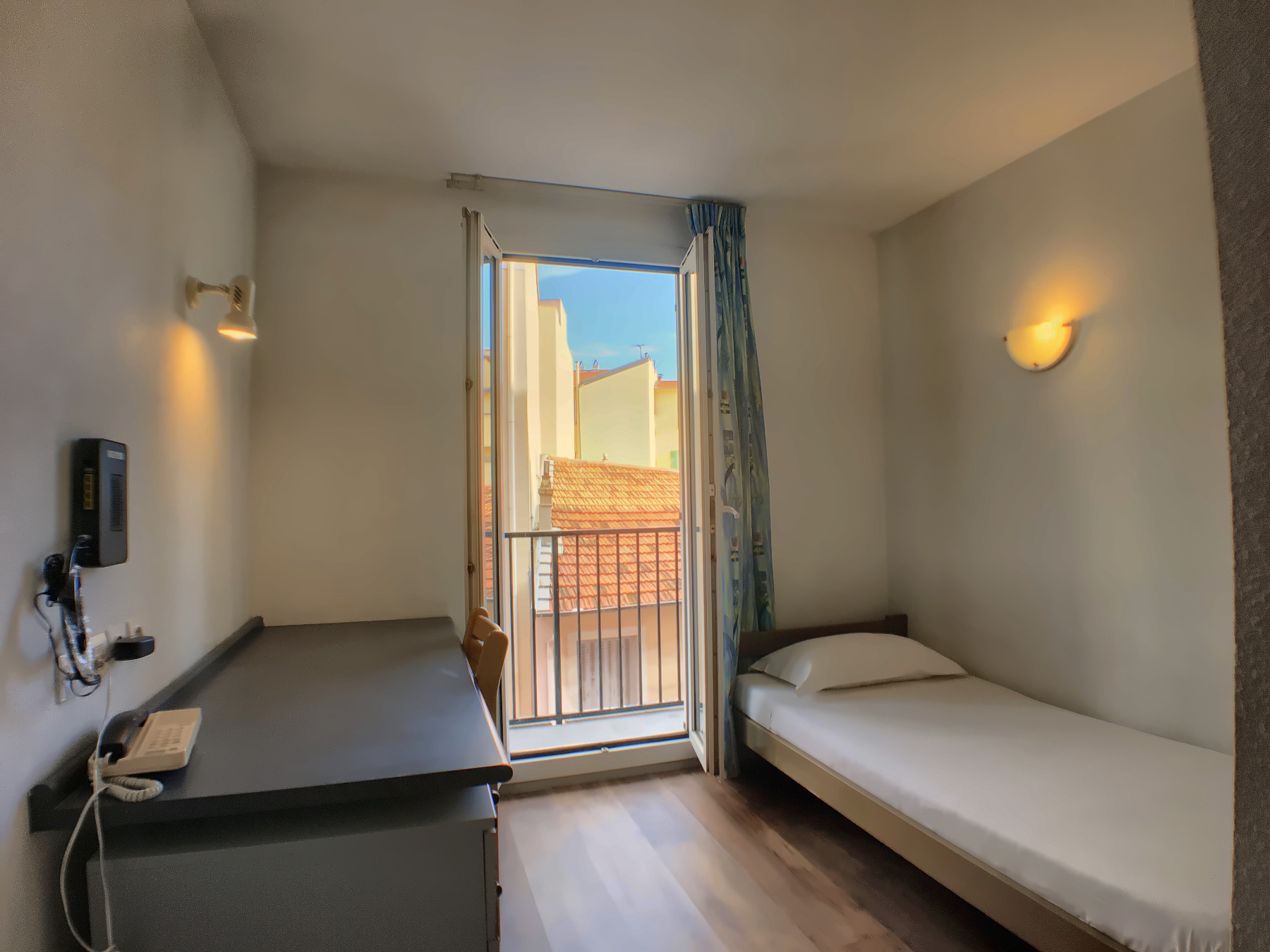 Azurlingua Segurane residence studio overview