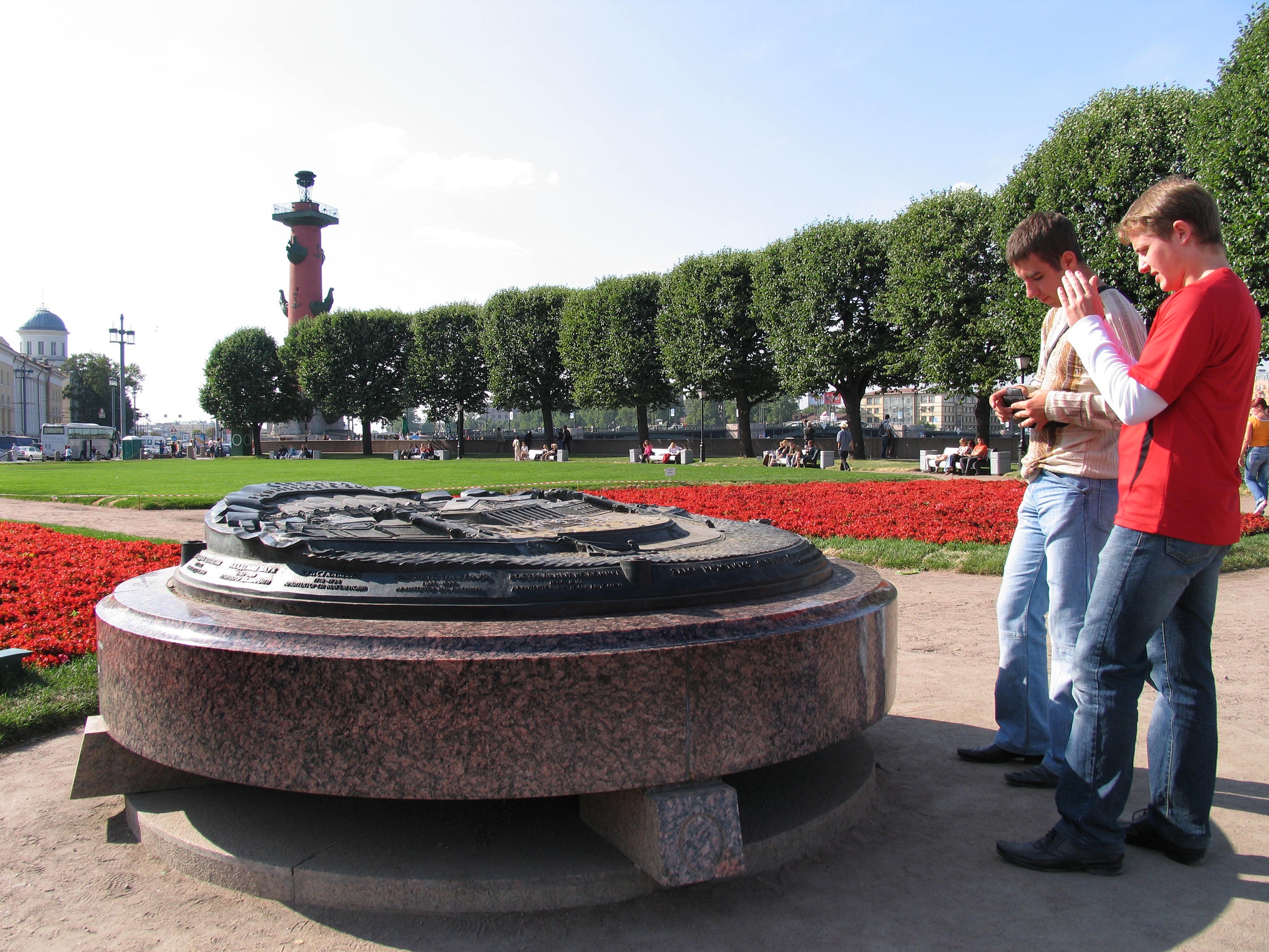 Two students during a city tour in St. Petersburg