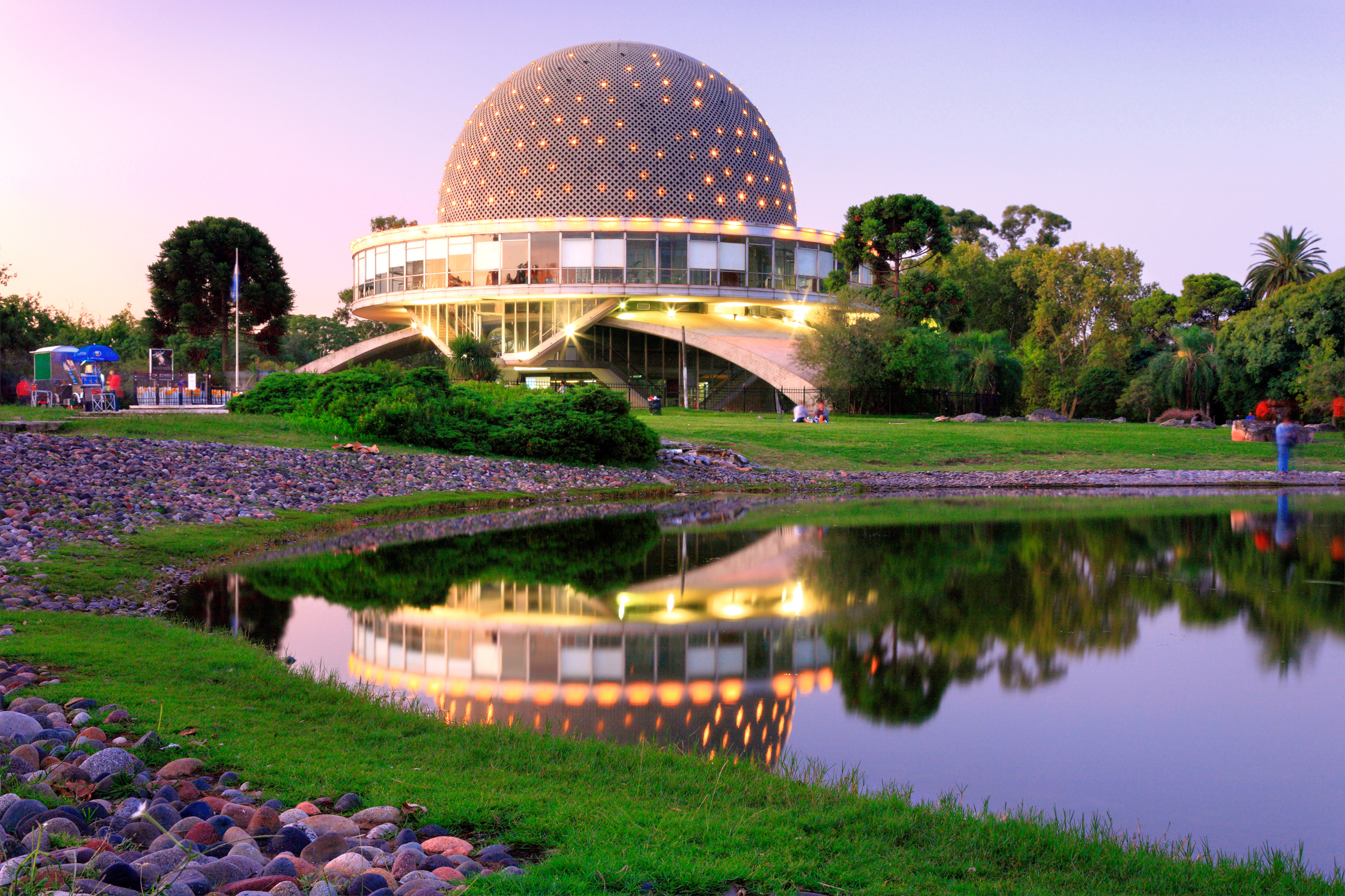 Planetario Galileo Galilei, a ball-shaped building surrounded by green parkland in Buenos Aires