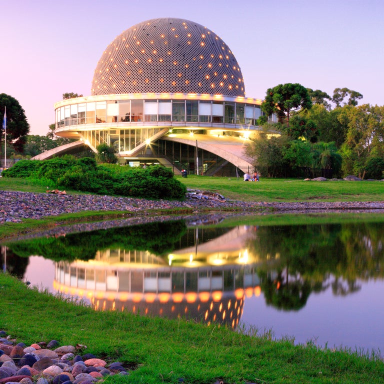 Planetario Galileo Galilei, a ball-shaped building surrounded by green parkland in Buenos Aires