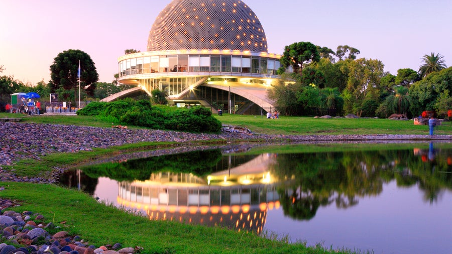 Planetario Galileo Galilei, a ball-shaped building surrounded by green parkland in Buenos Aires