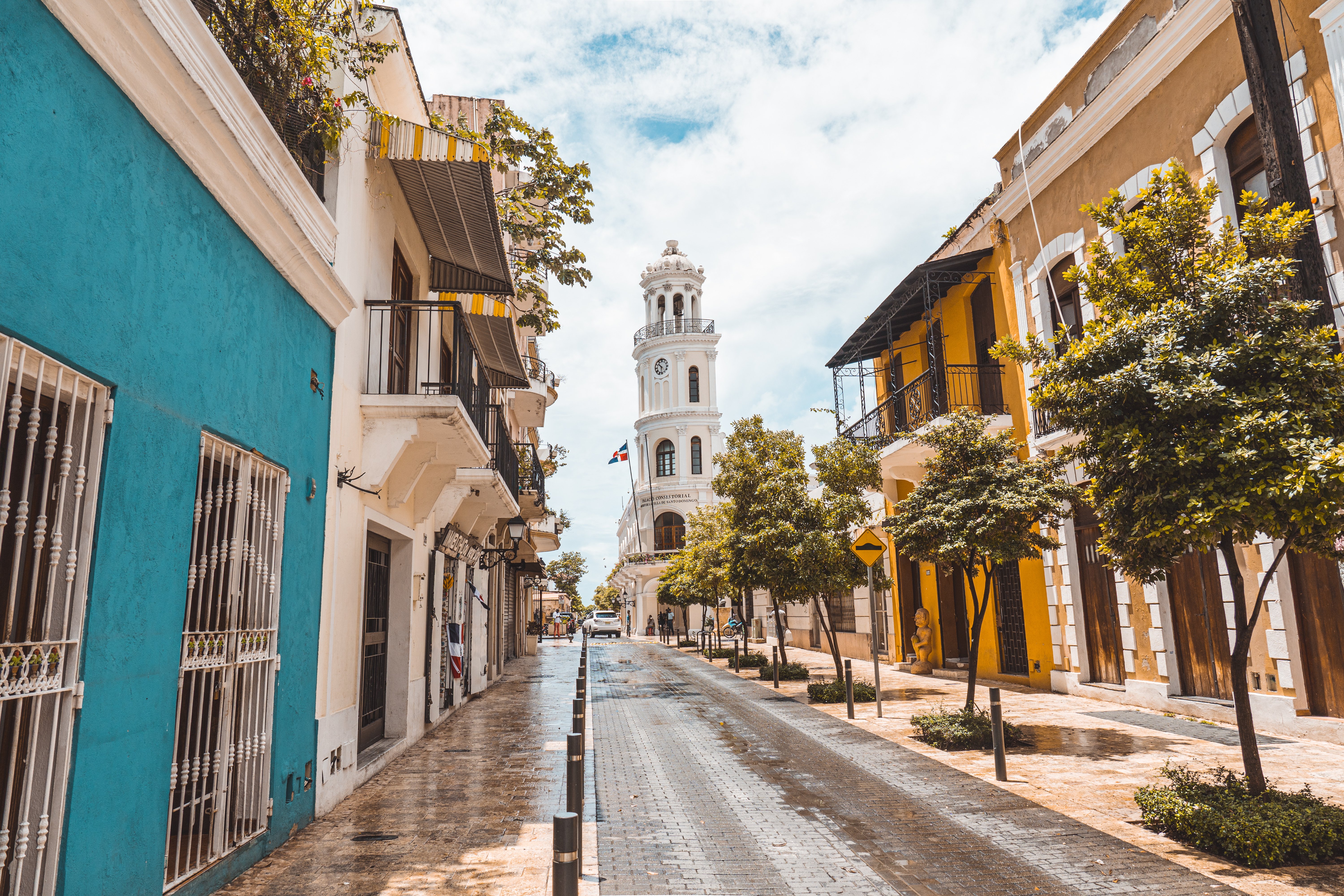 Colourful colonial houses in Santo Domingo's Ciudad Colonial with the white Santo Domingo Cathedral in the background