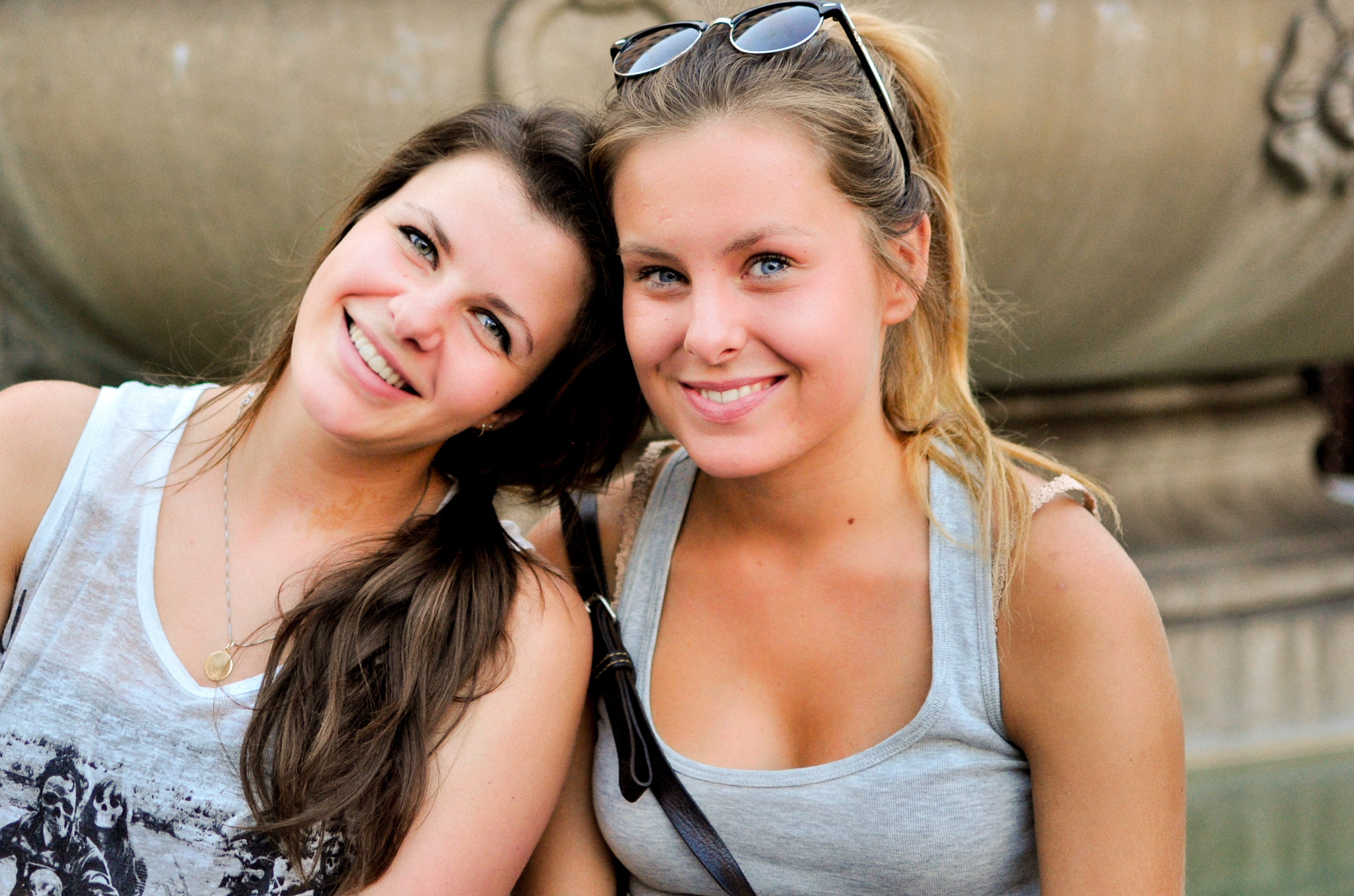 Two students in front of a fountain in Rome