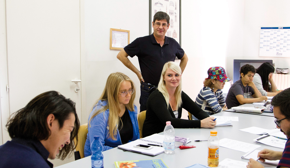 A teacher and his students in class at Linguadue Milan