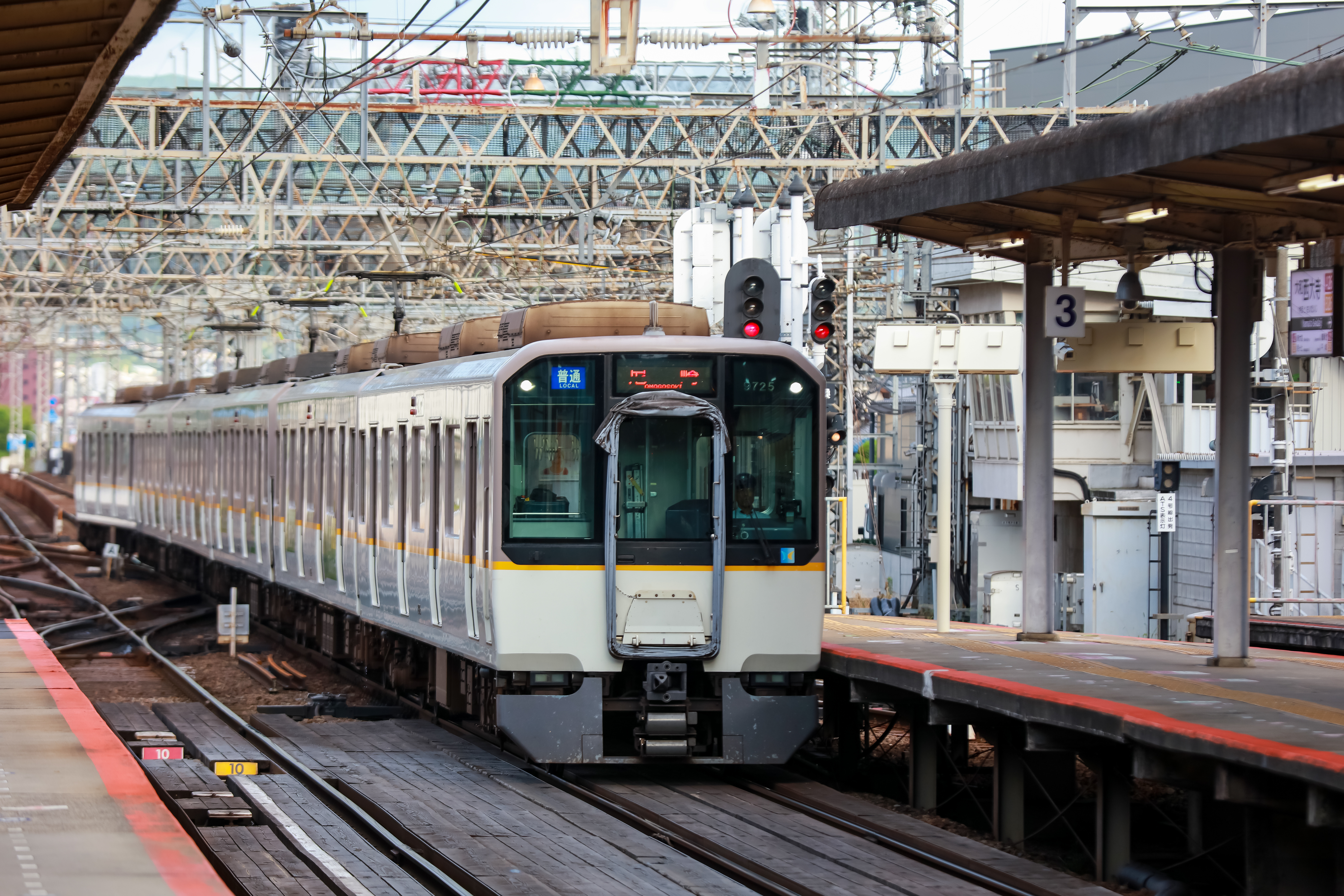 A train stationed at the Nagoya's train station
