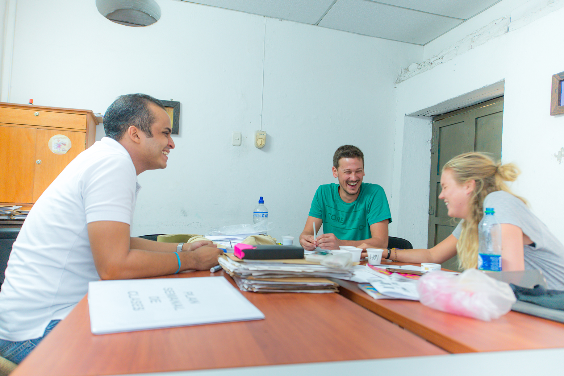 Three students in class at Nueva Lengua Ibagué