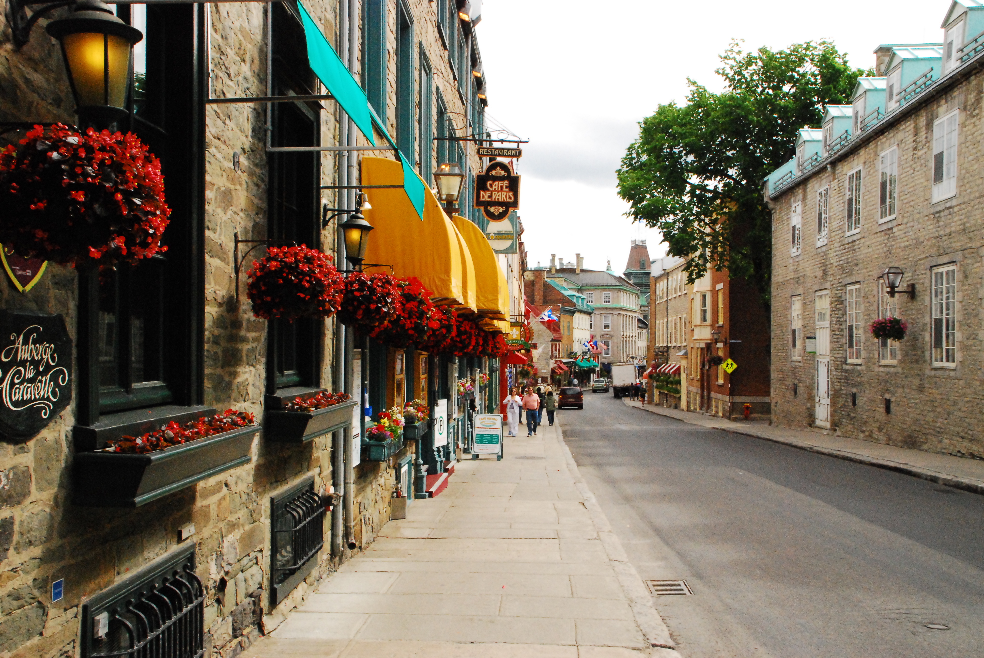 Rue de Québec with its cobblestone streets lined with historic buildings, colourful facades, and quaint shops in Quebec City