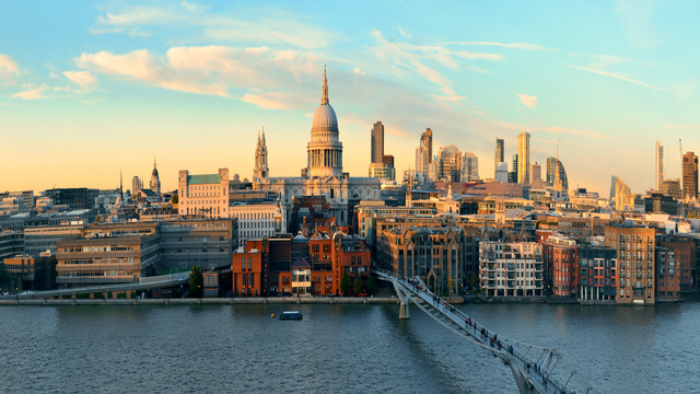 Panoramic view of London City, where you can see the millennium bridge and St. Paul's Cathedral