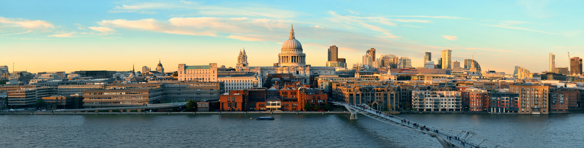 Panoramic view of London City, where you can see the millennium bridge and St. Paul's Cathedral