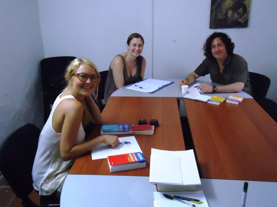 Three students during a lesson at Nueva Lengua Ibagué