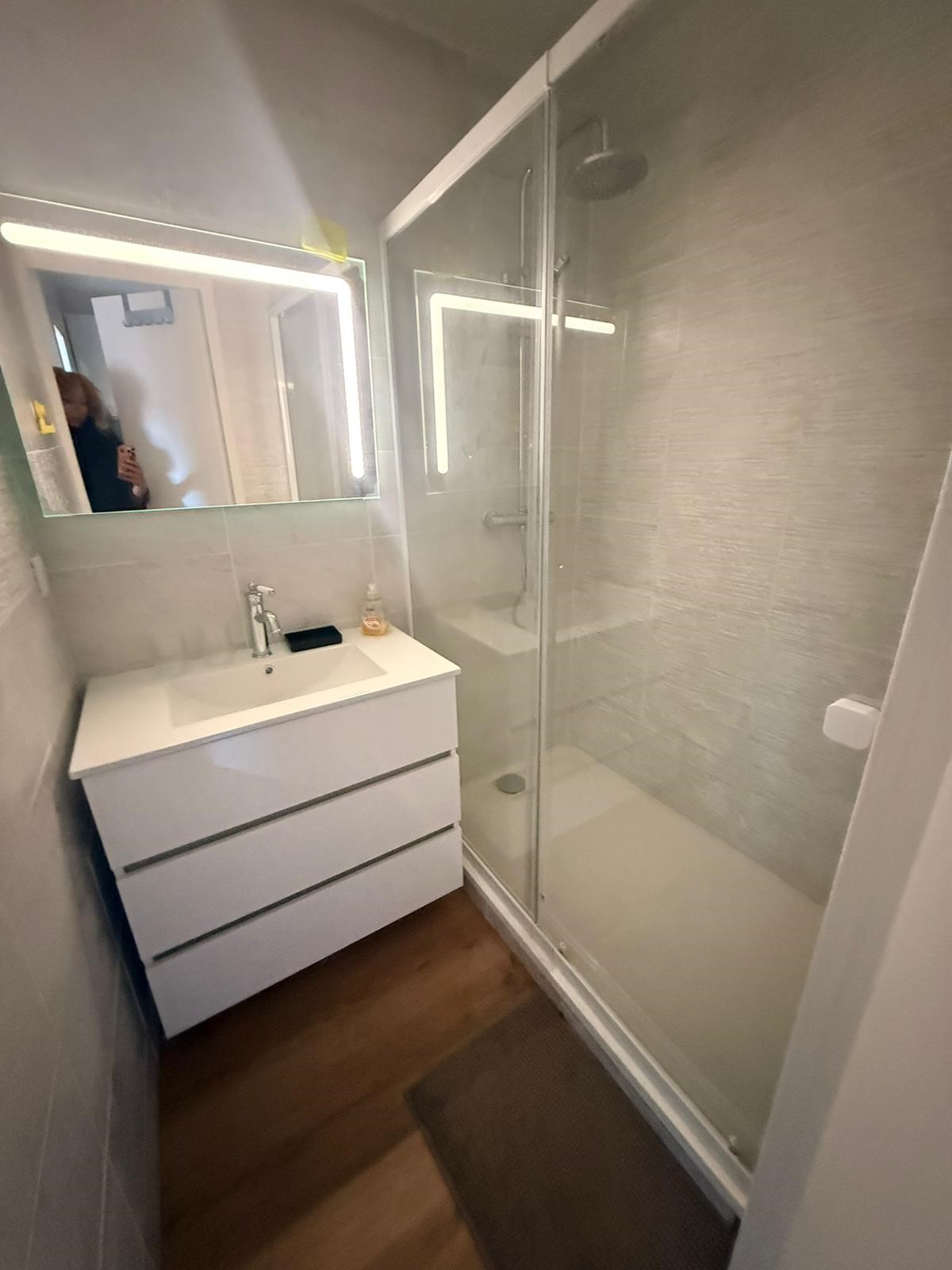 Azurlingua Nice Pistermann Apartment shared bathroom with shower