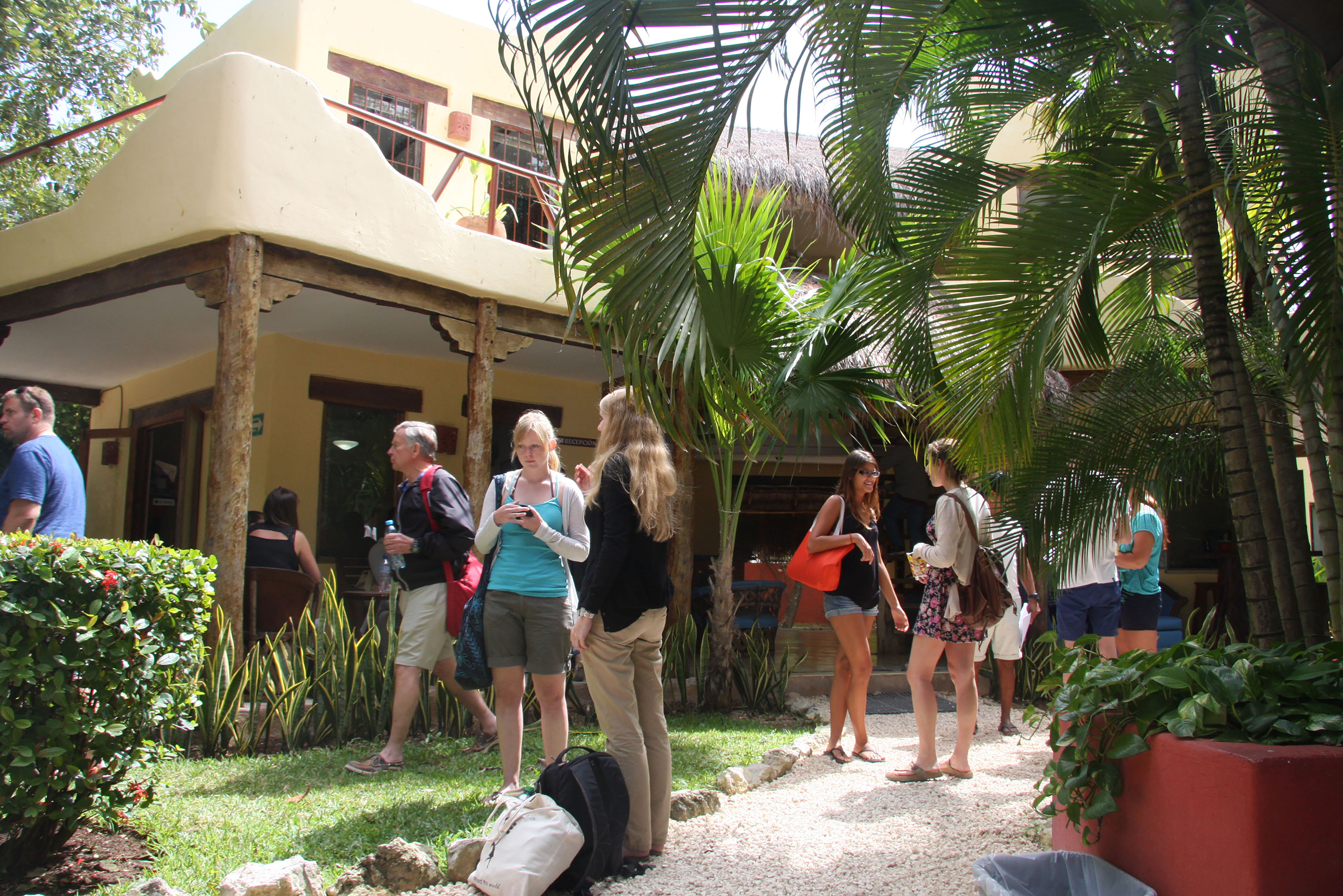 Students in school's garden at don Quijote Playa del Carmen
