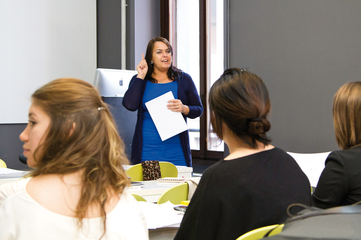 A teacher in front of her students in a classroom at Linguadue Milan