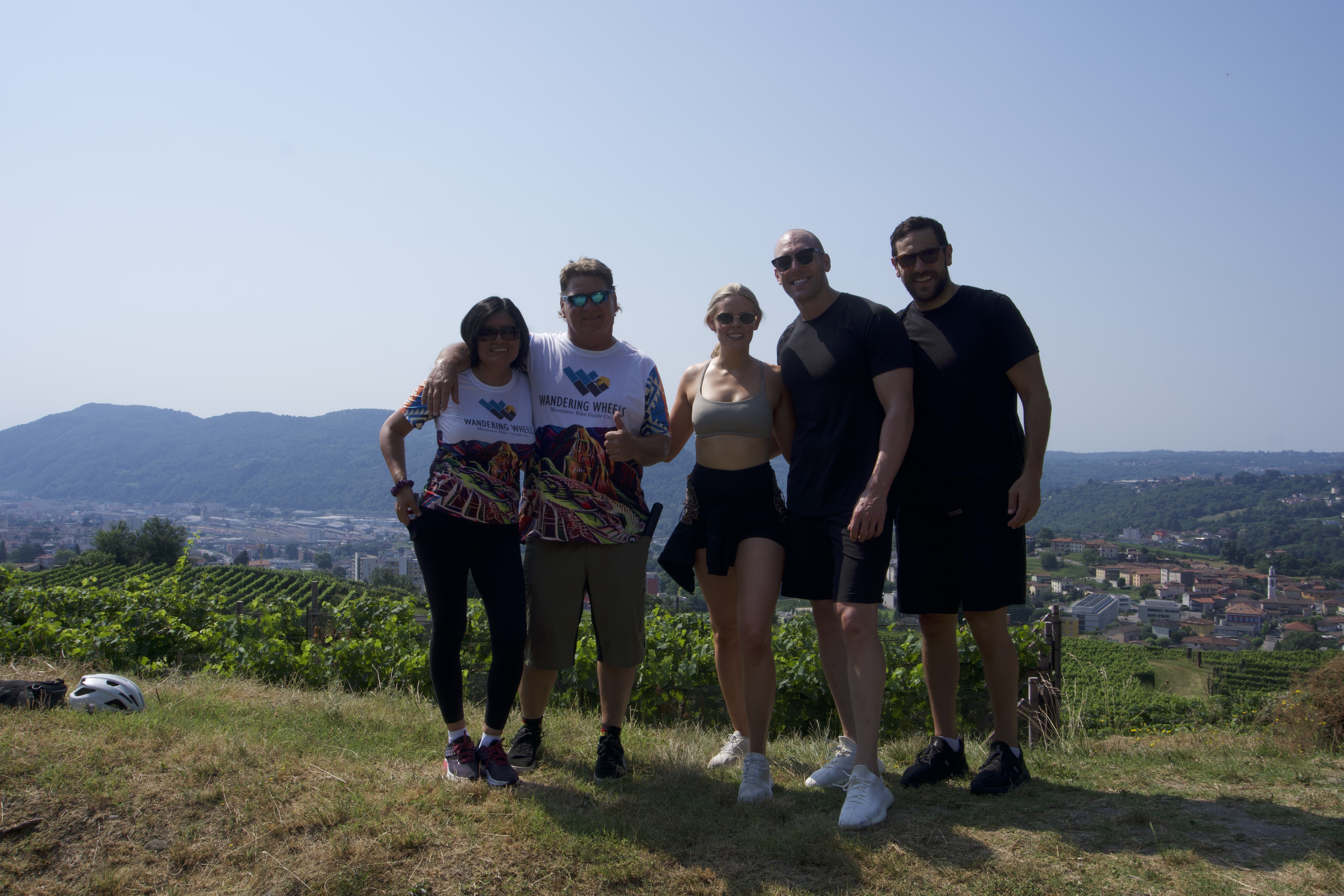 A group of students hiking in Como