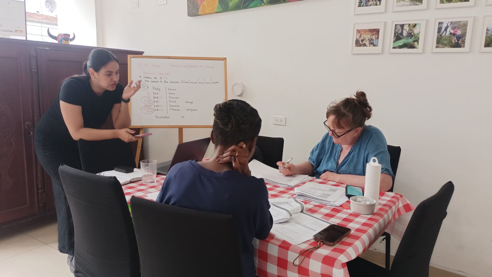 A teacher with her students at Nueva Lengua Ibagué