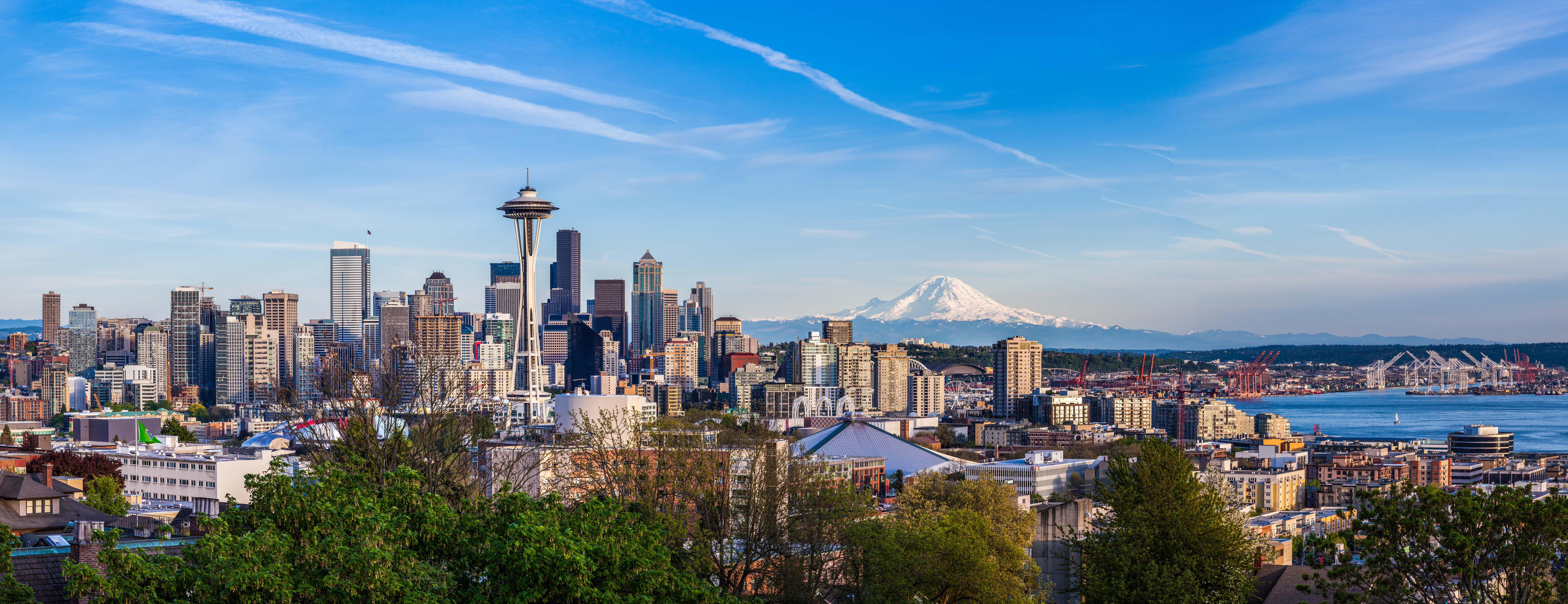 Panorama view of Seattle downtown skyline and Mt. Rainier