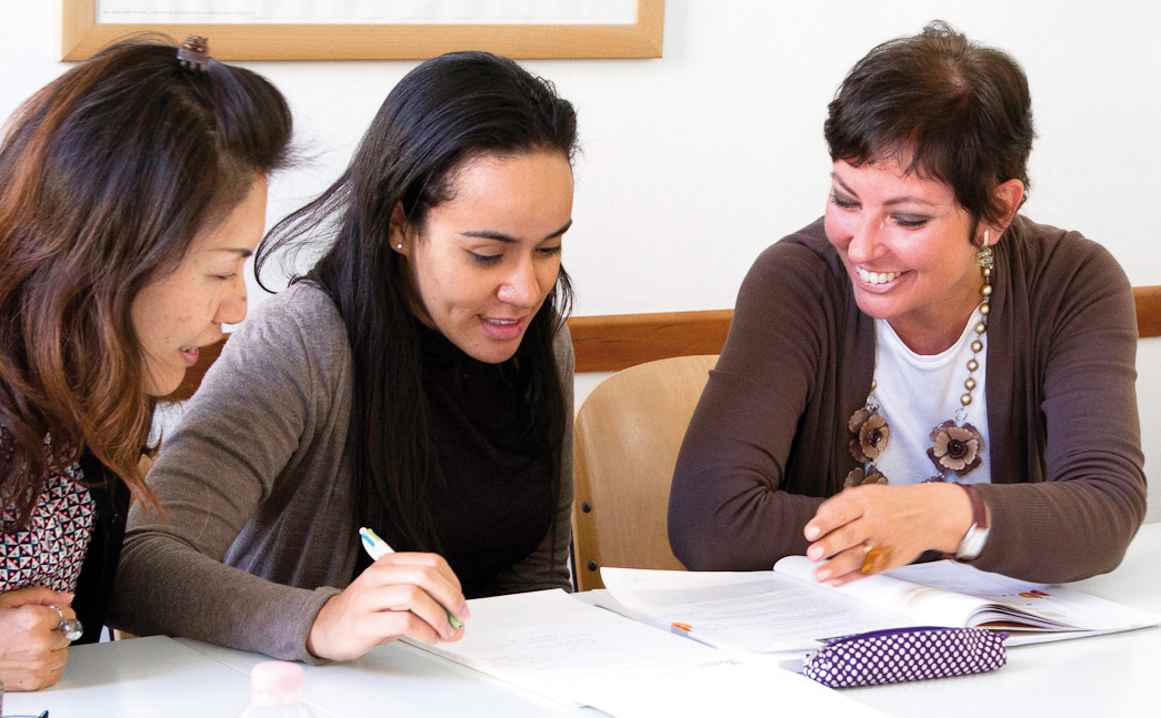 Three students doing an exercise in class at Linguadue Milan
