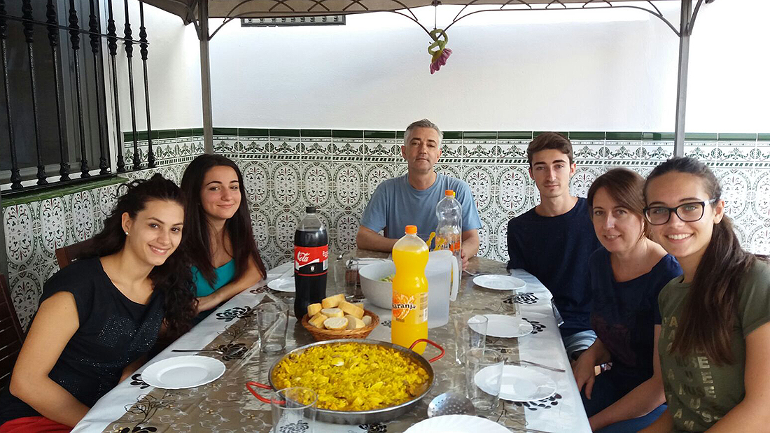 Students with host family in Malaga