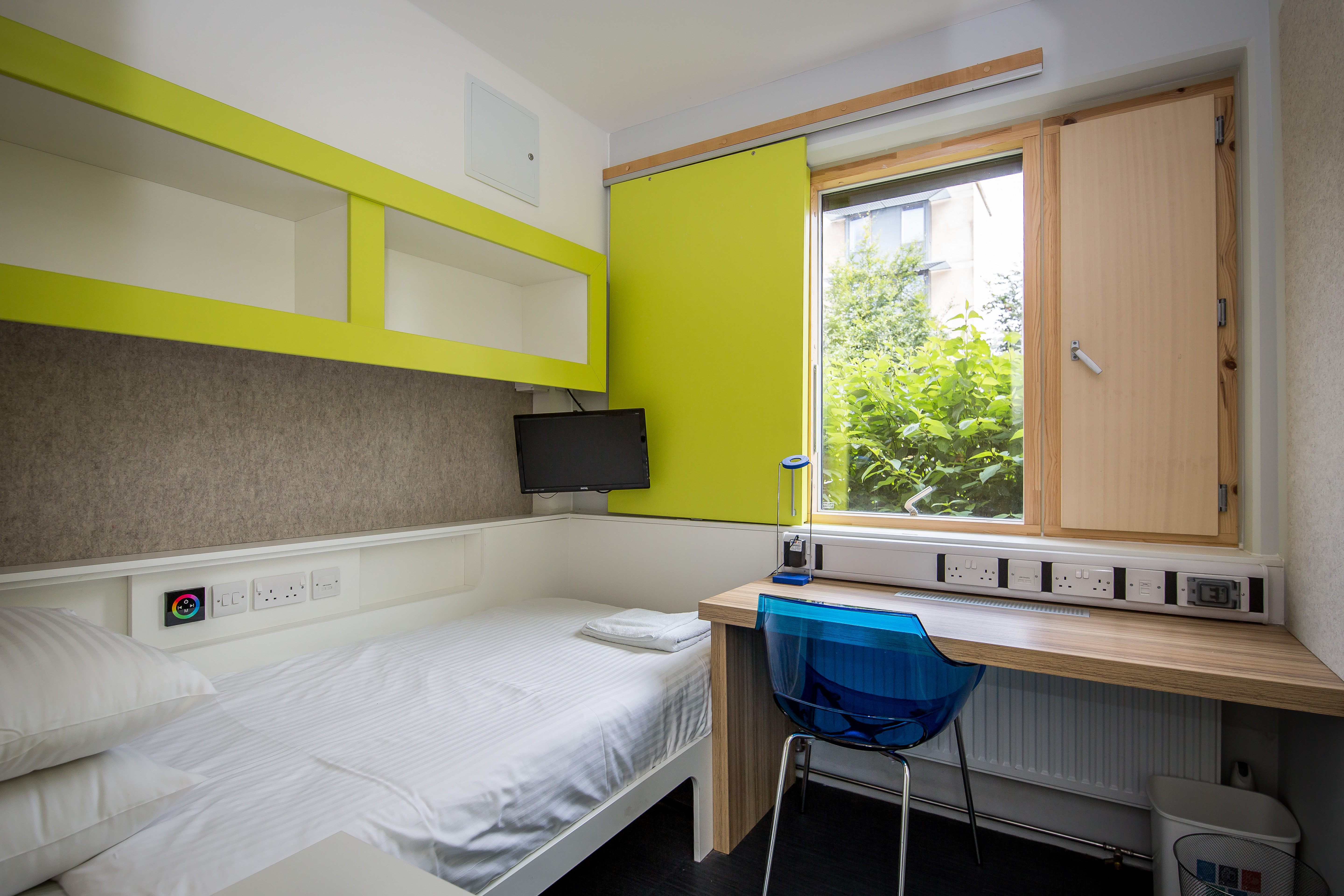 Single bedroom with a big window