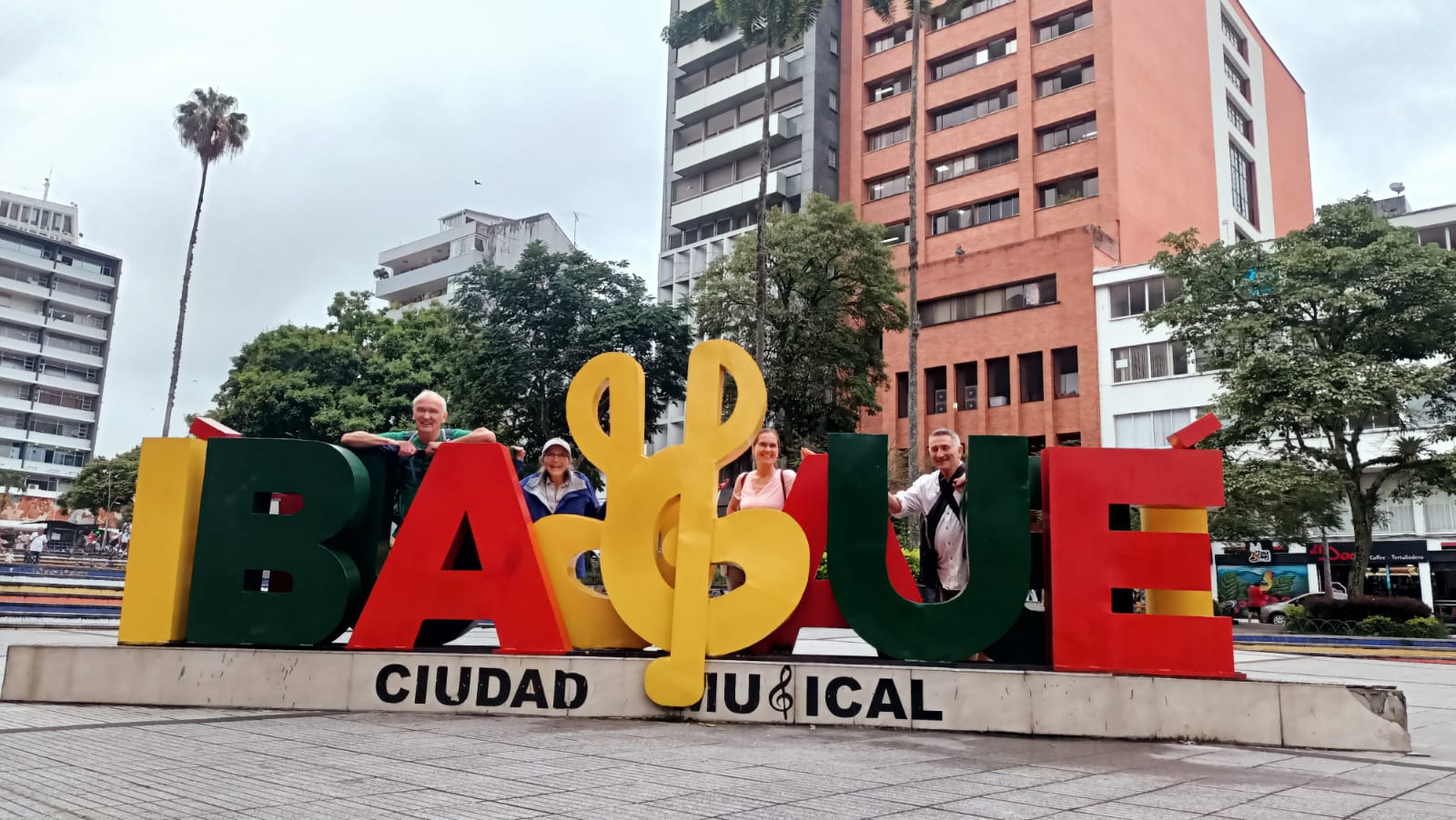 Four students visiting the Ibagué sign