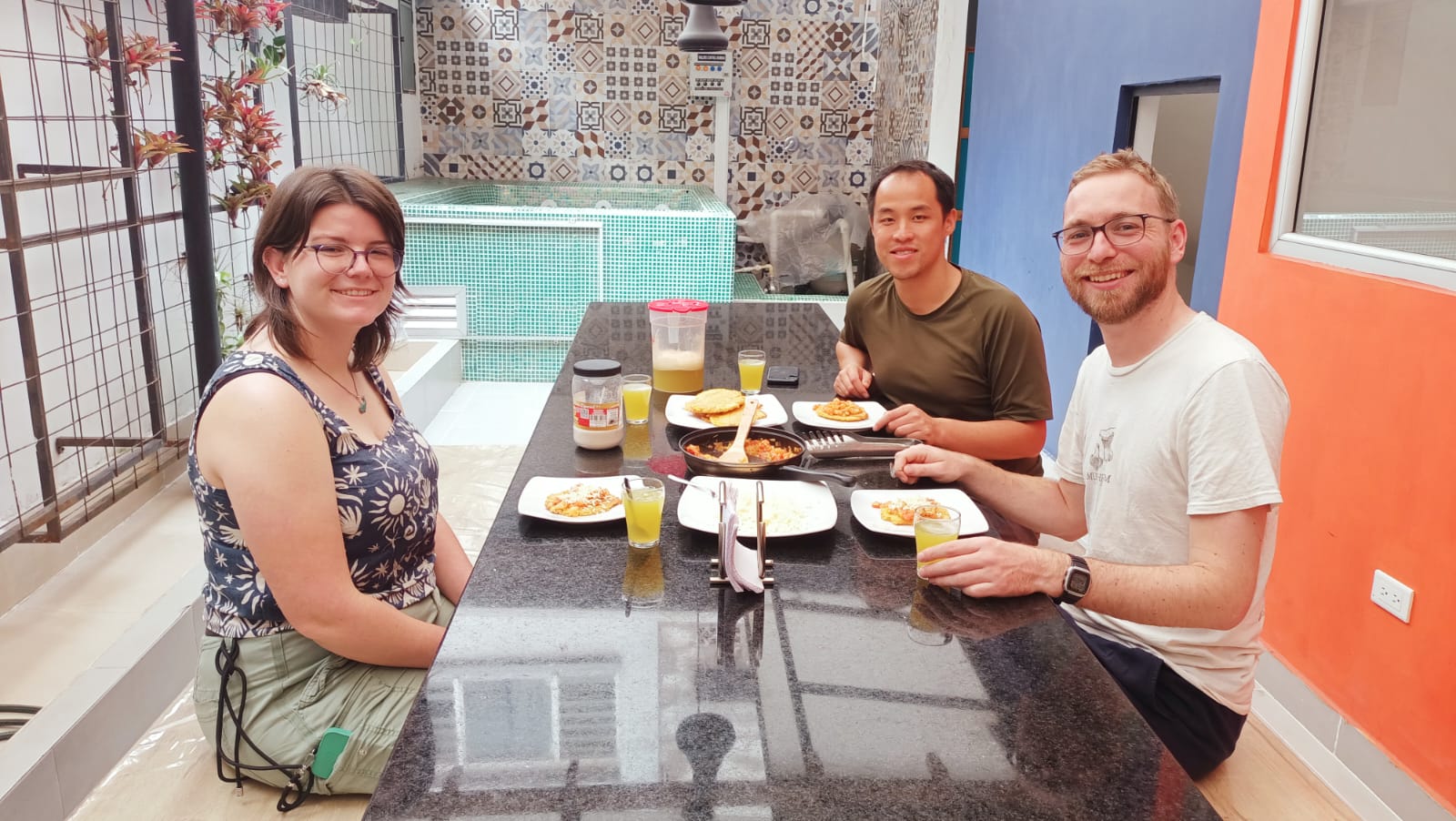 Three students sharing a meal at Nueva Lengua Ibagué