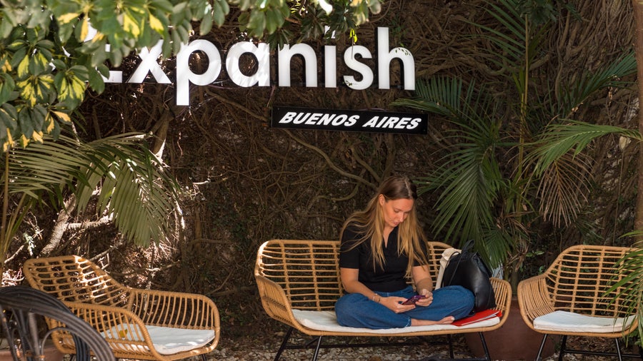 A student sitting in the garden at Expanish Buenos Aires