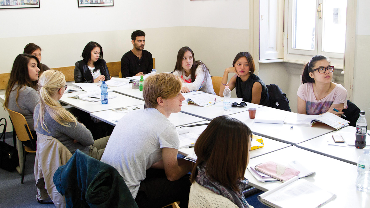 A group of students in class at Linguadue Milan