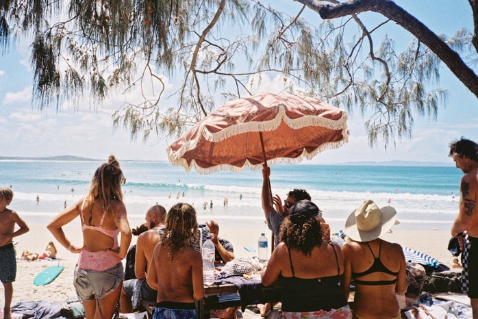 crowd of friends on a sunny beach?width=698&height=466&fit=crop&auto=webp