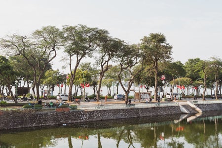 Trúc Bạch lake on the right, Thanh Niên street and West Lake