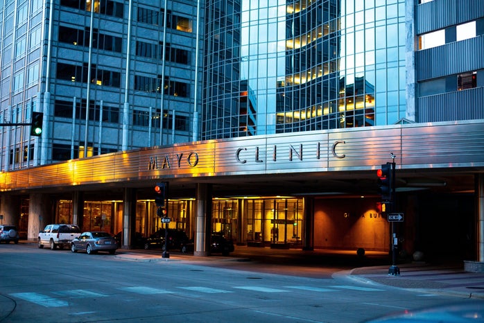 hospital building that says Mayo Clinic