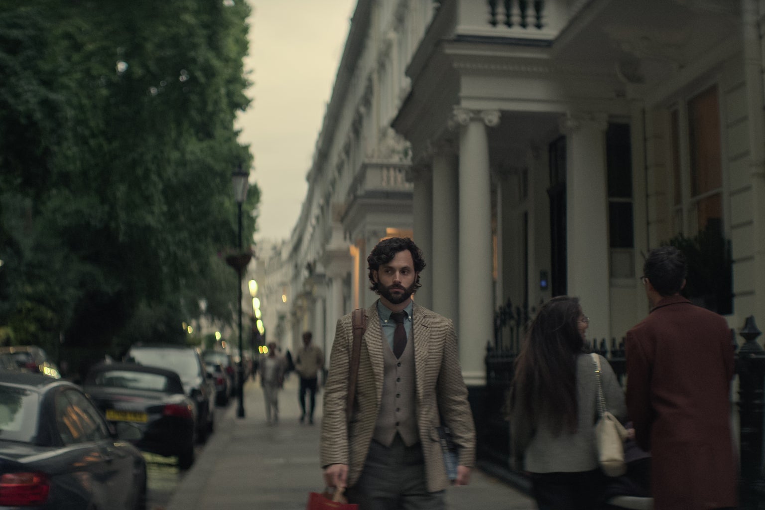 joe walking in london in season 4 of \'you\'