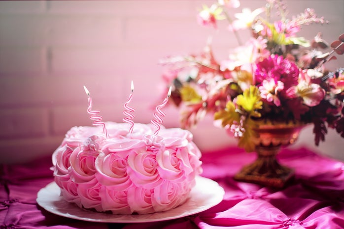 pink birthday cake and flowers?width=698&height=466&fit=crop&auto=webp