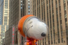 snoopy float at macy’s thanksgiving day parade