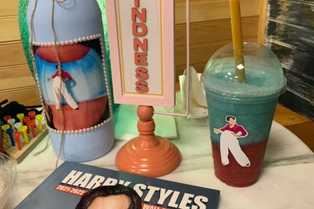 Picture of a table at the Harry Styles Cafe