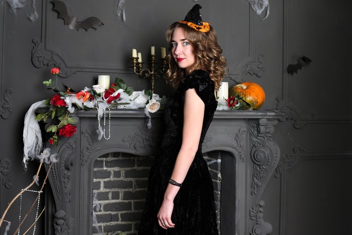 woman halloween costume decor?width=698&height=466&fit=crop&auto=webp
