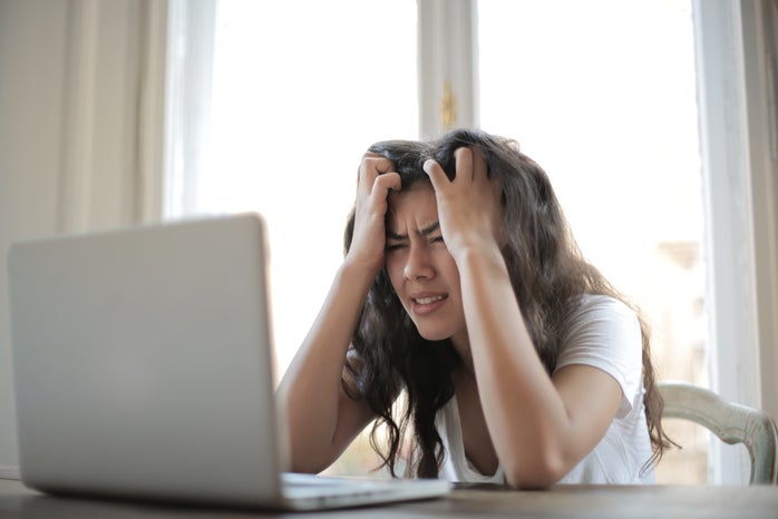 it shows a girl frustrated in front of her laptop