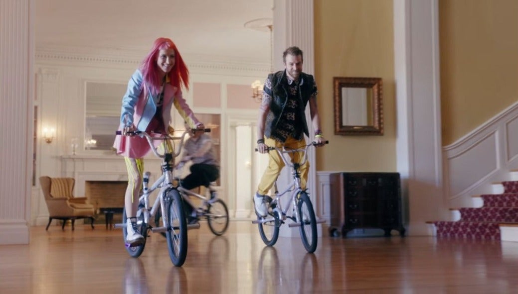 Hayley, Taylor e Jeremy andando de bicicleta no clipe de Still Into You./ Foto: Isaac Rentz via YouTube