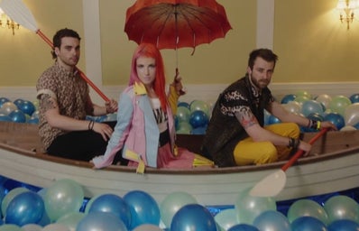 Paramore nas cenas iniciais de Still Into You./ Foto: Isaac Rentz via YouTube