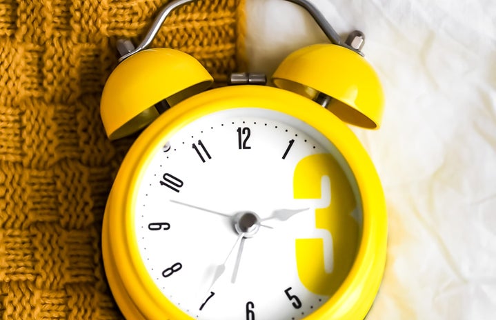 yellow and white alarm clock at 10:10