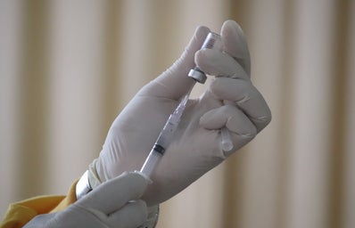 filling vaccine needle