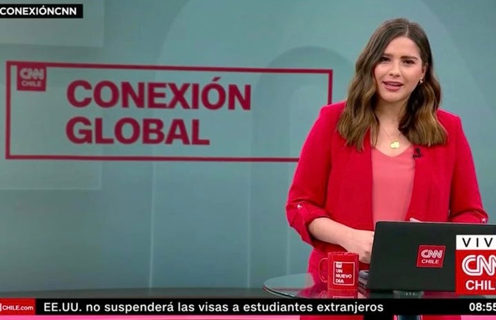 Elisa Hernandez as a CNN Chile news anchor