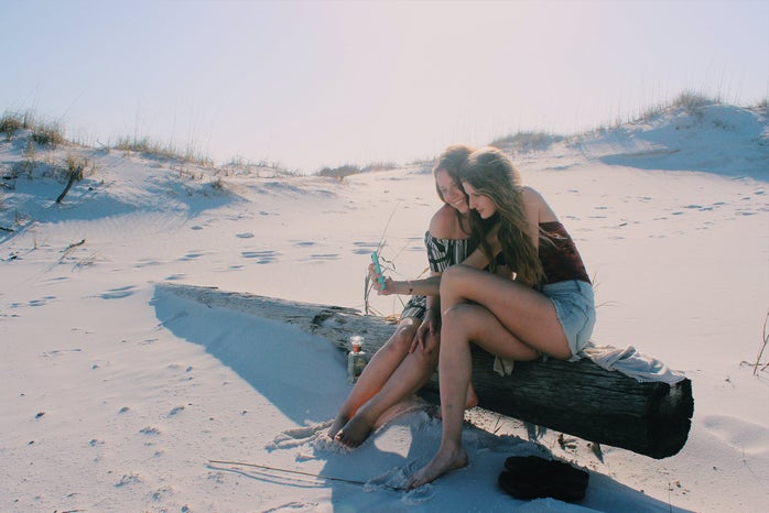 Anna Schultz girls taking selfie on beach?width=698&height=466&fit=crop&auto=webp