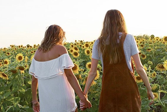 Maria Scheller friends holding hands sunflower field dresses summer?width=698&height=466&fit=crop&auto=webp