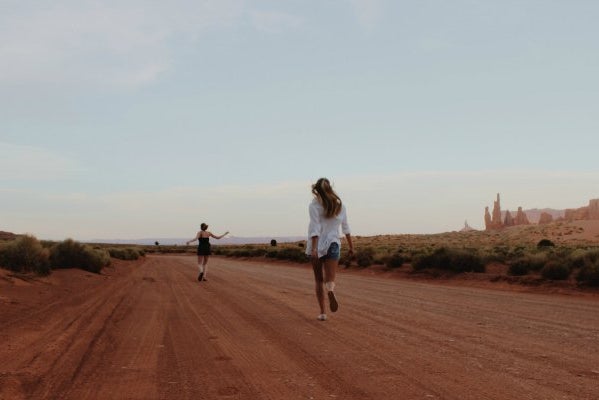 Anna Schultz best friends running through desert adventure road trip?width=698&height=466&fit=crop&auto=webp