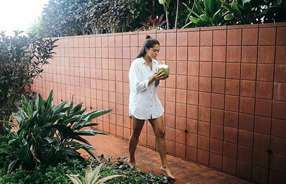 tessa pesicka summer girl hawaii coconut walking chillin?width=719&height=464&fit=crop&auto=webp