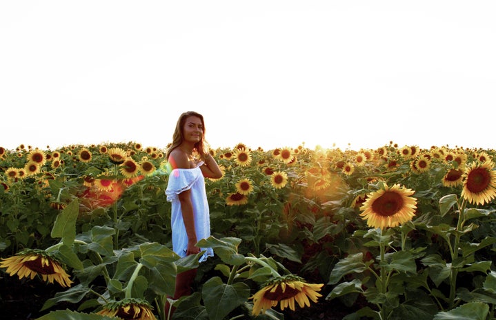 Maria Scheller girl white dress sunflower field summer?width=719&height=464&fit=crop&auto=webp
