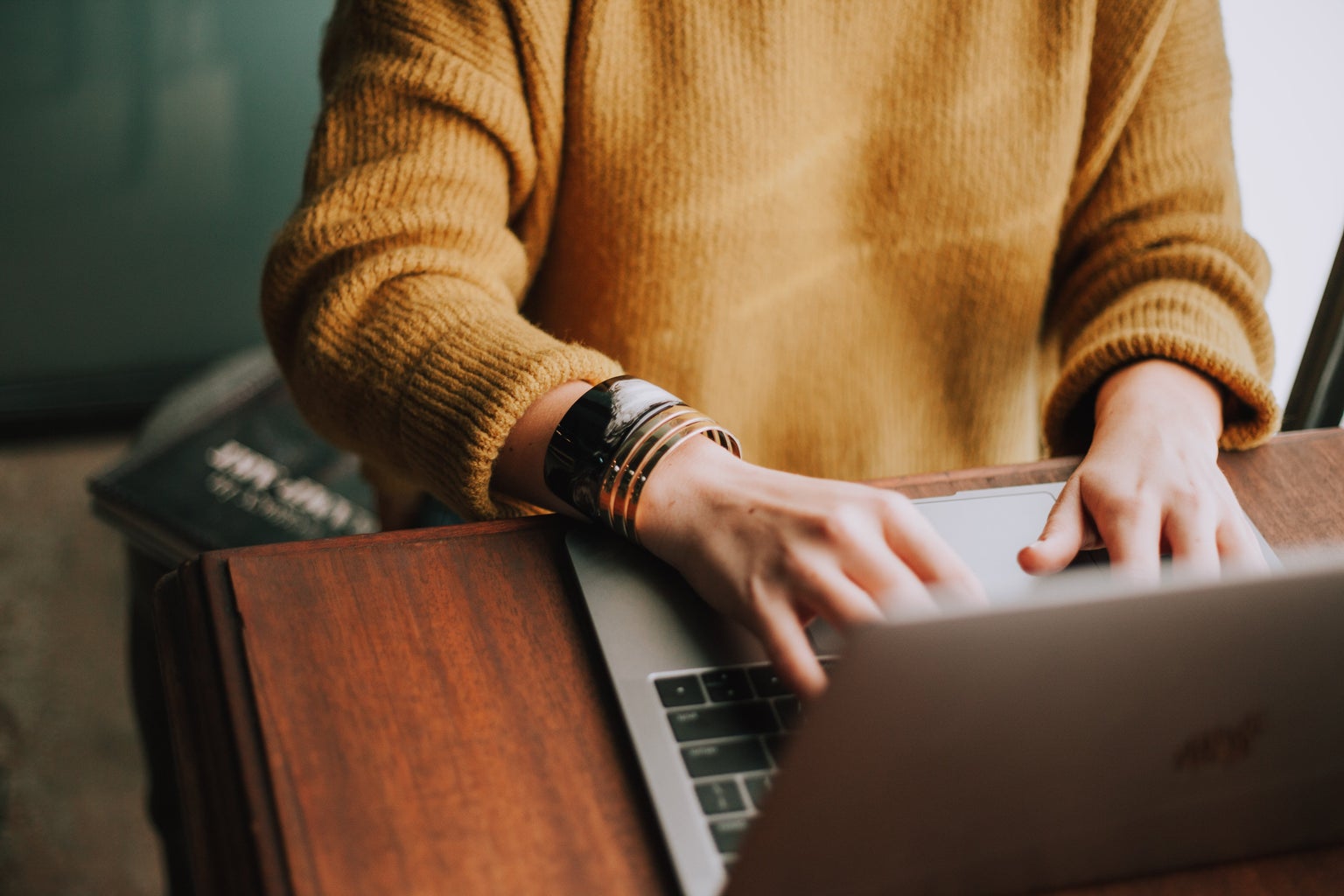 personne utilisant un ordinateur portable à un bureau