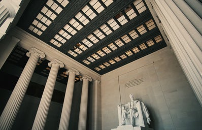 Side angle of lincoln memorial
