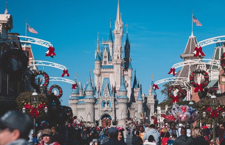 Photo of the castle during daytime with Christmas decorations